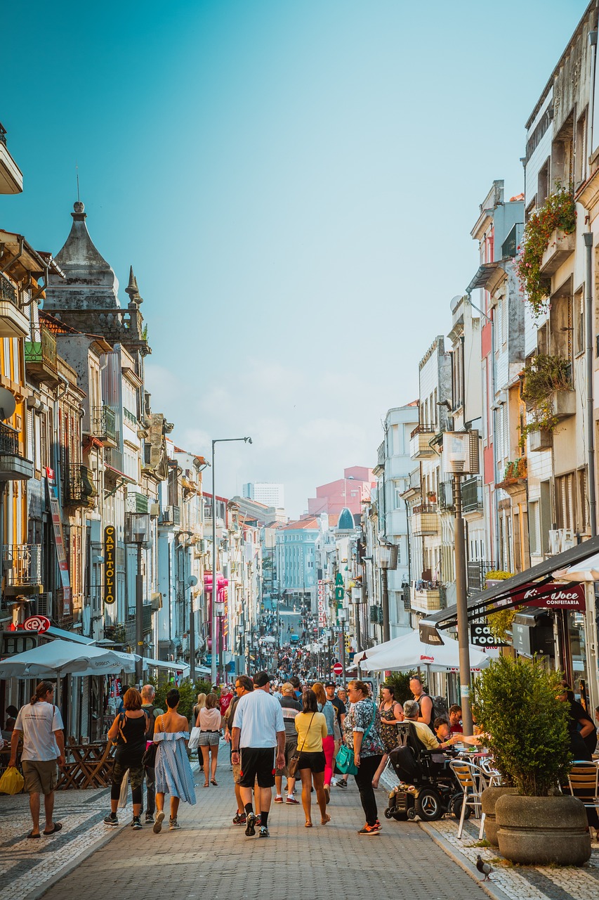 Rua comercial de uma cidade frequentada por inúmeras pessoas.